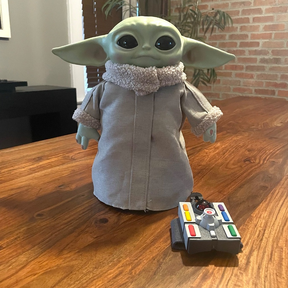 Baby Yoda Grogu Child Animatronic Plush Star Wars Mandalorian Remote Control